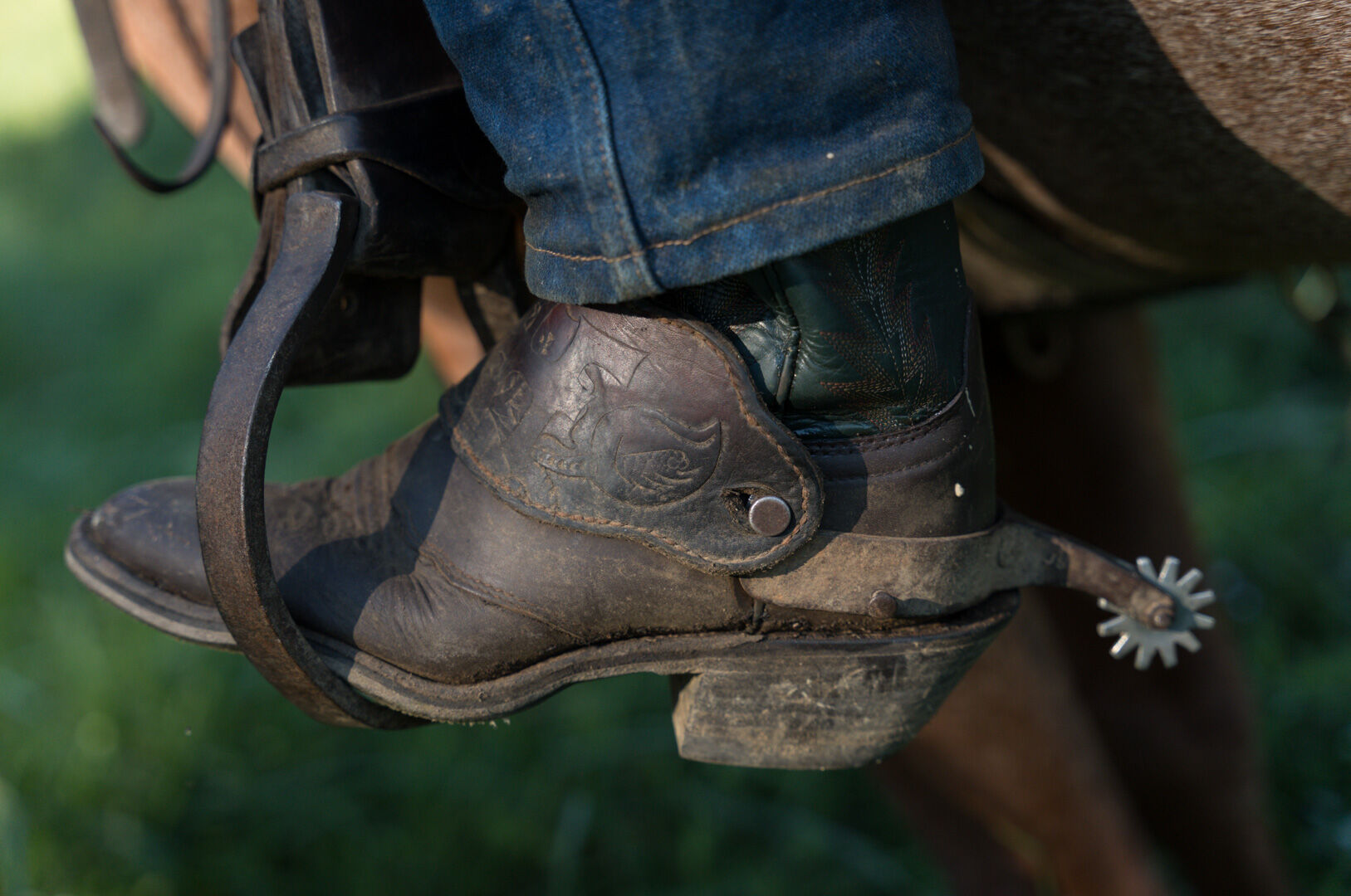 Custom-made spur straps made by Kristen.